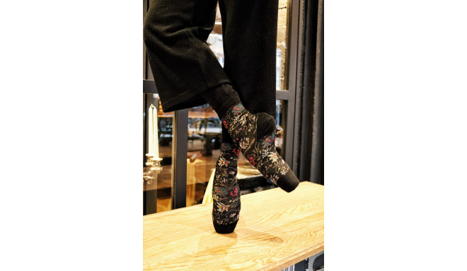 SOKISAHTEL MIINA musta värvi meriinovillased sokid naistele 444