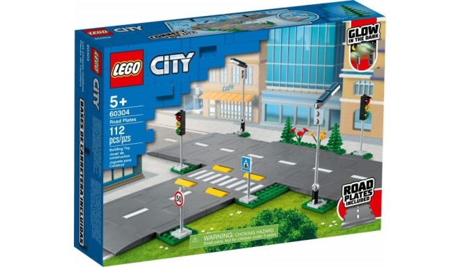 LEGO City intersection with traffic lights 60304