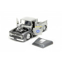 Vehicle with figure Street Fighter 1956 Ford Pickup 1/24