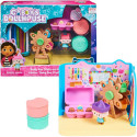 Spin Master Gabby's Dollhouse Deluxe Room - Craft-a-riffic Room, Backdrop