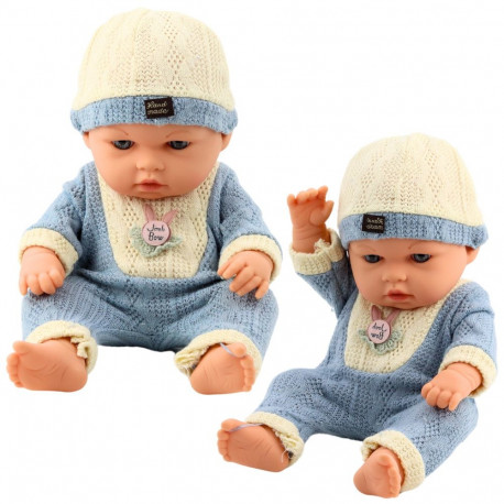 beebi nukk sinises kootud riietuses mütsiga