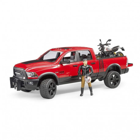 RAM pikap 2500 Power Wagon koos Ducati Desert Sledi ja sõitjaga