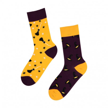 SOKISAHTEL HOCUS POCUS luudade ja nõiamütsidega halloweeni sokid 444