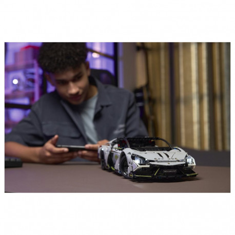 "LEGO Technic Lamborghini Revuelto Supersportwagen 42214"
